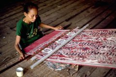 borneo-longhouse-rug-weaving